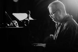 A murit Mircea Tiberian, unul dintre cei mai cunoscuți pianiști români: Acesta a fost găsit fără viață într-un hotel din Galați A murit Mircea Tiberian, unul dintre cei mai cunoscuți pianiști români: Acesta a fost găsit fără viață într-un hotel din Galați